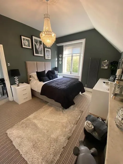 Beautiful 2 Bed Apartment In Bath - Free Onsite Parking 0*,  United Kingdom
