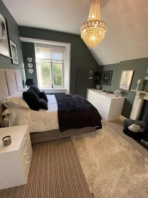 Beautiful 2 Bed Apartment In Bath - Free Onsite Parking