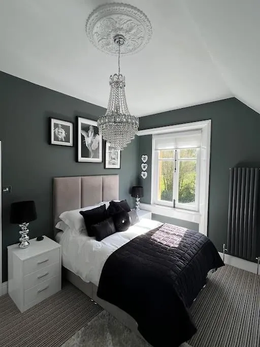 Beautiful 2 Bed Apartment In Bath - Free Onsite Parking