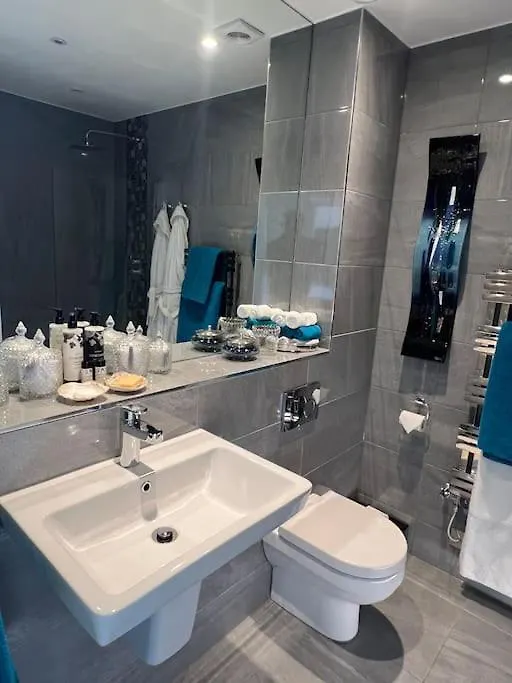 Beautiful 2 Bed Apartment In Bath - Free Onsite Parking