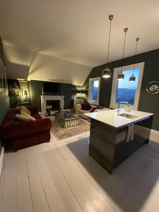 Beautiful 2 Bed Apartment In Bath - Free Onsite Parking