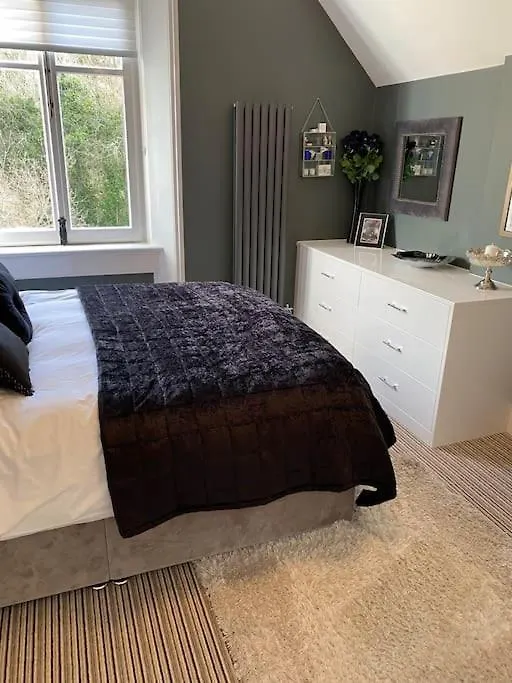 Beautiful 2 Bed Apartment In Bath - Free Onsite Parking