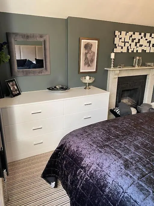 Beautiful 2 Bed Apartment In Bath - Free Onsite Parking