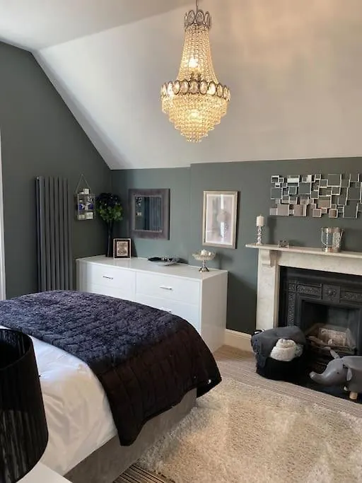 Beautiful 2 Bed Apartment In Bath - Free Onsite Parking