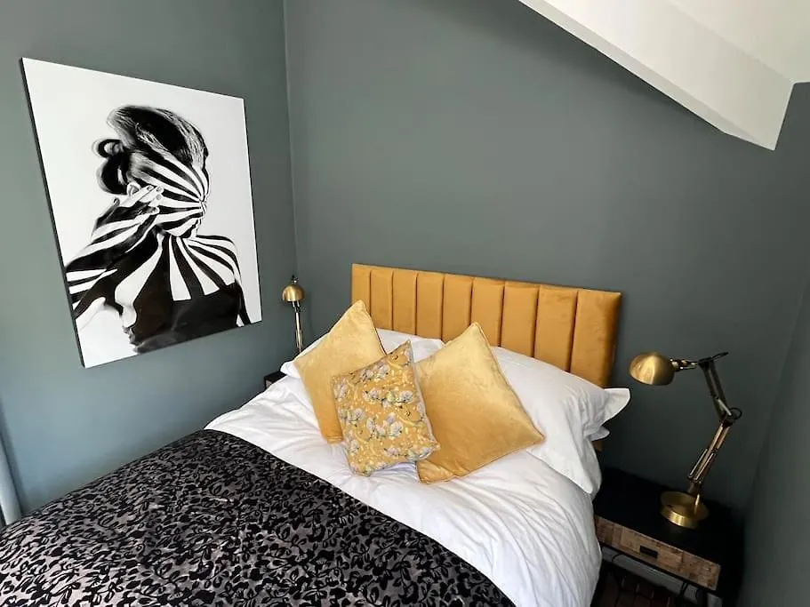Beautiful 2 Bed Apartment In Bath - Free Onsite Parking 0*,  United Kingdom