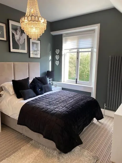Beautiful 2 Bed Apartment In Bath - Free Onsite Parking