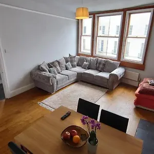 Apartment The Henrietta - With Parking