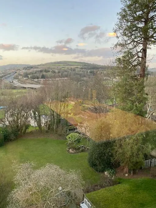 Beautiful 2 Bed Apartment In Bath - Free Onsite Parking