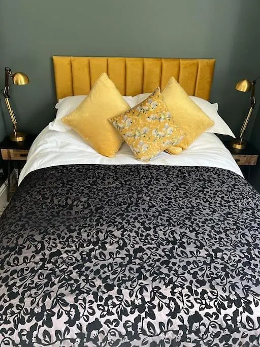 Beautiful 2 Bed Apartment In Bath - Free Onsite Parking