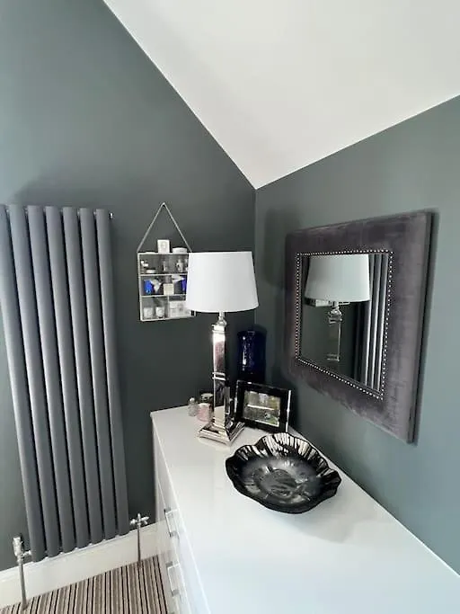 Beautiful 2 Bed Apartment In Bath - Free Onsite Parking