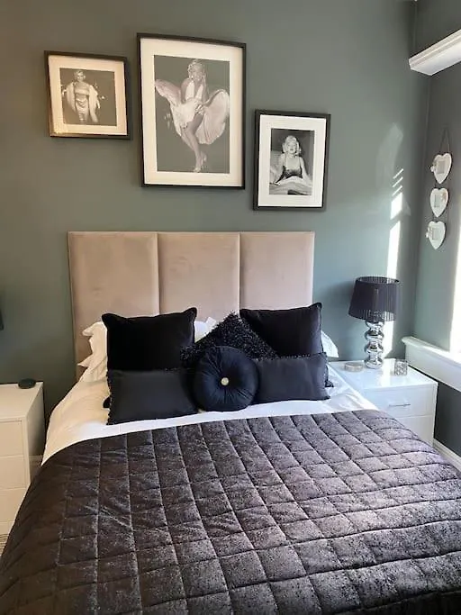 Beautiful 2 Bed Apartment In Bath - Free Onsite Parking