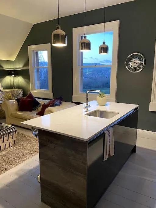 Beautiful 2 Bed Apartment In Bath - Free Onsite Parking