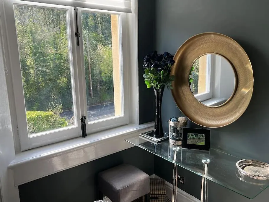 Beautiful 2 Bed Apartment In Bath - Free Onsite Parking 0*,  United Kingdom