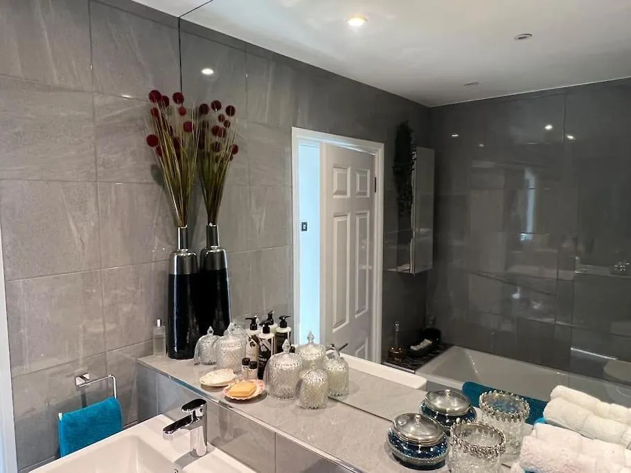 Beautiful 2 Bed Apartment In Bath - Free Onsite Parking