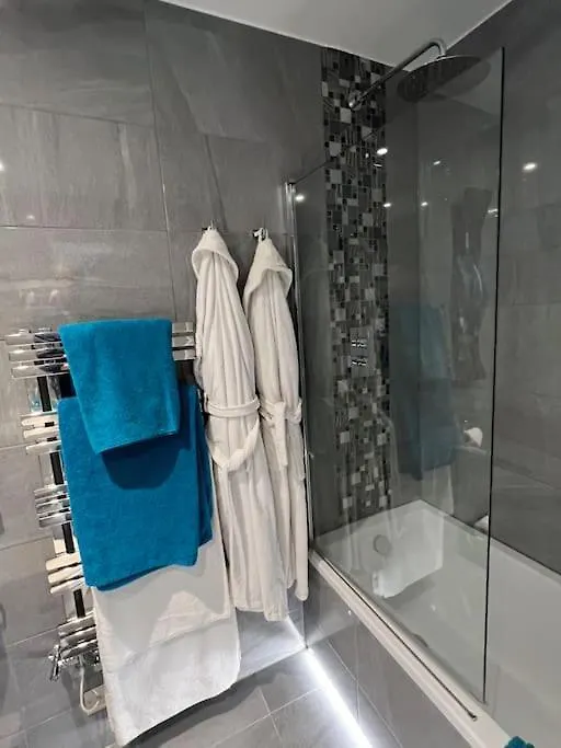 Beautiful 2 Bed Apartment In Bath - Free Onsite Parking